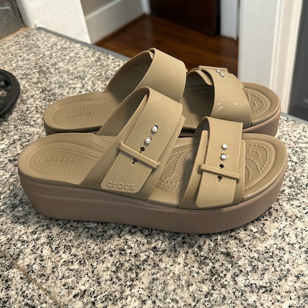 EIC Crocs Brooklyn buckle low wedge sandal